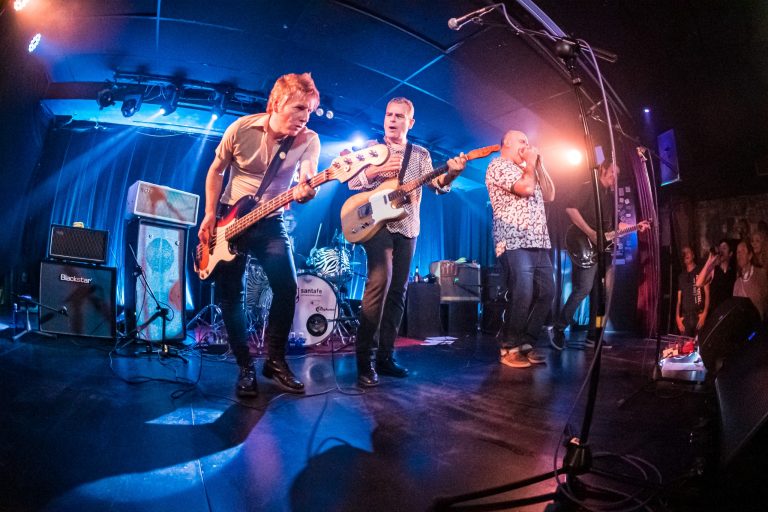 Crónica en Levante EMV y fotos presentación «La tierra prometida» en Loco Club
